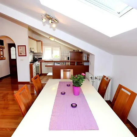 Dekorti Apartment *