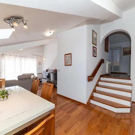 Dekorti Apartment