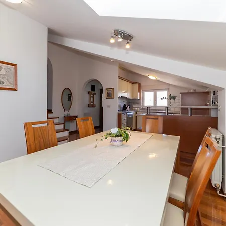 Dekorti Apartment *